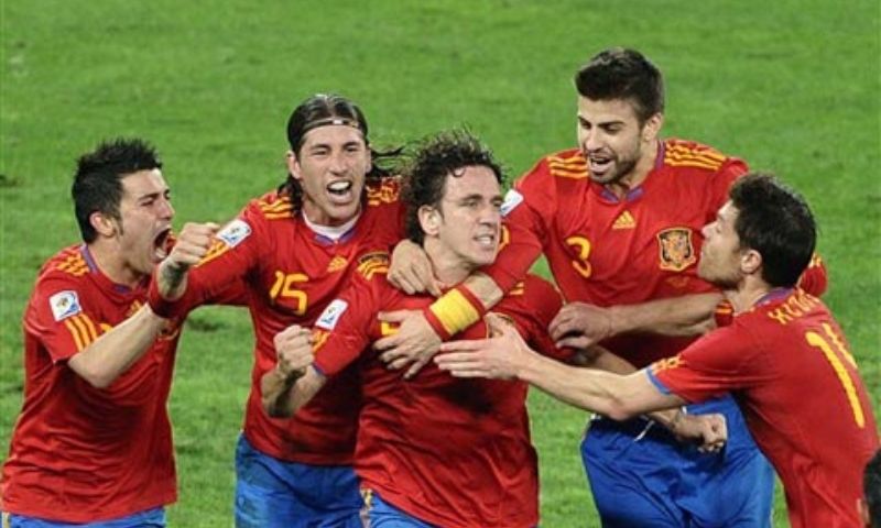 Puyol đã đánh bại đội bóng nào bằng cú đánh đầu trong trận bán kết World Cup 2010?